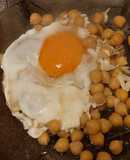 Bocado caliente de garbanzos y huevo