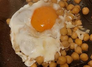 Una foto de Bocado caliente de garbanzos y huevo