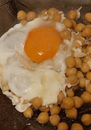 Una foto de Bocado caliente de garbanzos y huevo