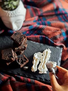 কেকি ব্রাউনি উইথ আইসক্রিম মুজস (cakey brownie with ice cream mujos recipe in Bengali) রেসিপির প্রধান ছবি