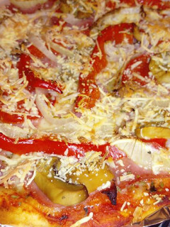 Una foto de Pizza casera de verduras con atún, buenísima!!