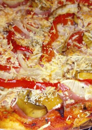 Una foto de Pizza casera de verduras con atún, buenísima!!