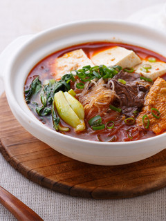 【家樂福廚房】反浪費料理》麻辣湯底冬粉煲 的食譜成品照片