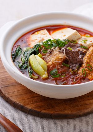 【家樂福廚房】反浪費料理》麻辣湯底冬粉煲 的食譜成品照片