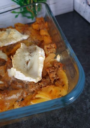 Une photo de Gratin de pâtes courgettes chèvre frais et boeuf #janvier