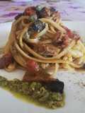 Linguine con Pomodorini, Olive, Capperi, Pomodori Secchi e Pesto