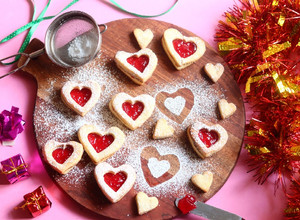 A picture of Linzer butter cookies.