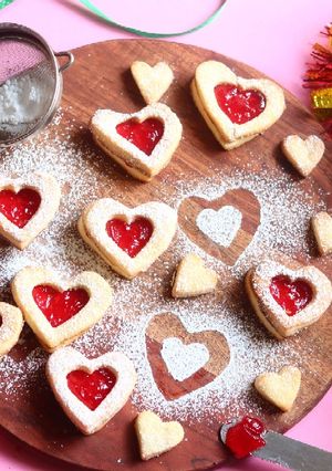 A picture of Linzer butter cookies.