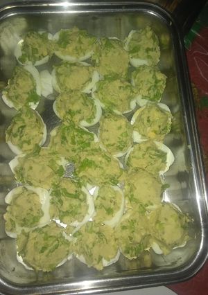 Una foto de Huevos rellenos con caballa y lechuga