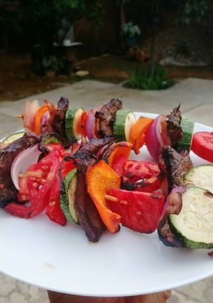 Una foto de Brochetas de res