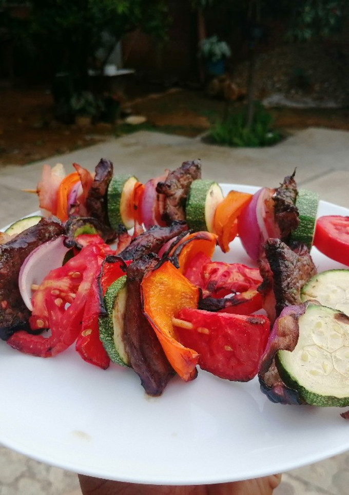 Una foto de Brochetas de res