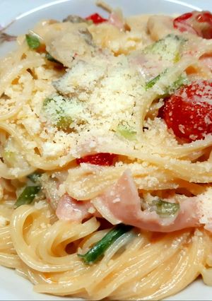 Una foto de Pasta con tomatitos cherry, verdeo, jamón y champiñones