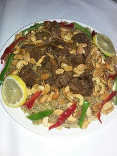 صورة لوصفة كبسة اللحم مع الصوص الخاص