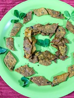 મેથી ના સકરપારા (Methi Shakkarpara Recipe In Gujarati) રેસીપી મુખ્ય ફોટો