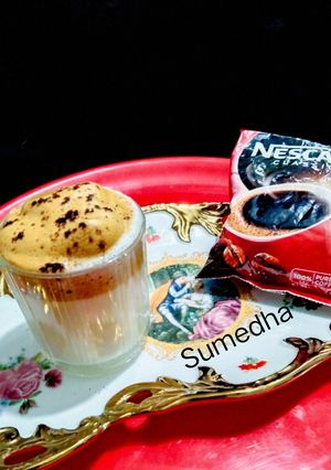 डलगोना कॉफी (dalgona coffee recipe in marthi) रेसिपी चे मुख्य फोटो 