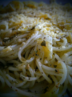 Una foto de ESPAGUETTIS🍝al Wok con Finas Hierbas al Ajillo...!😋