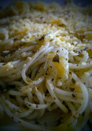 Una foto de ESPAGUETTIS🍝al Wok con Finas Hierbas al Ajillo...!😋