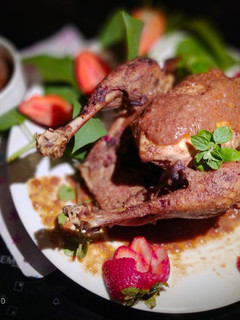 Una foto de Pollo Asado con Salsa de Fresas al Oporto