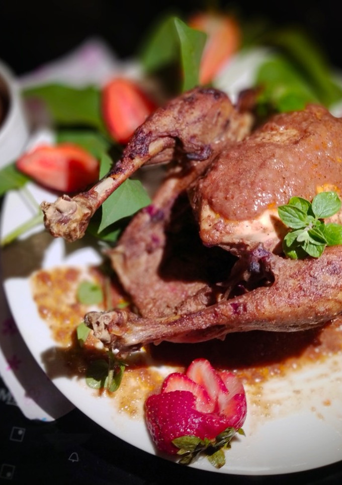Una foto de Pollo Asado con Salsa de Fresas al Oporto
