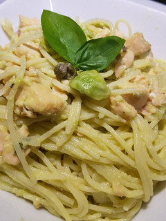 Una foto de Spaghetti con crema de salmón y aguacate