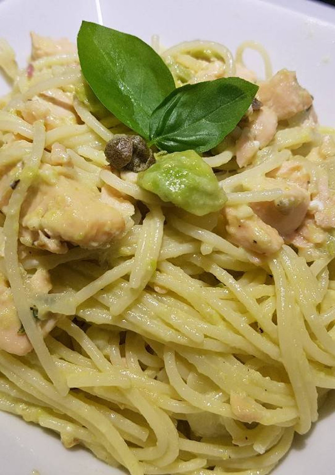 Una foto de Spaghetti con crema de salmón y aguacate