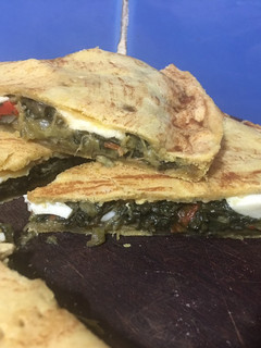 Una foto de Tarta de acelga con morrón y verdeo. Masa casera