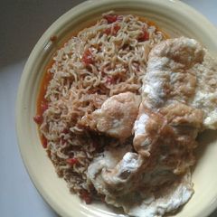 A picture of Jollof noodles and fried omellete.
