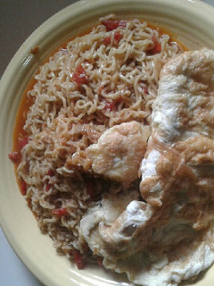 A picture of Jollof noodles and fried omellete.