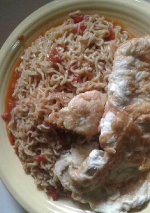 A picture of Jollof noodles and fried omellete.
