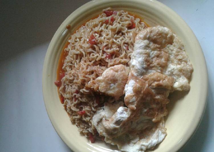 Jollof noodles and fried omellete