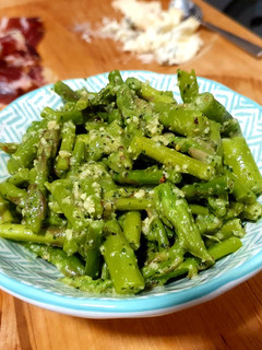 Una foto de Espárragos al vapor alegrados con salsa pesto