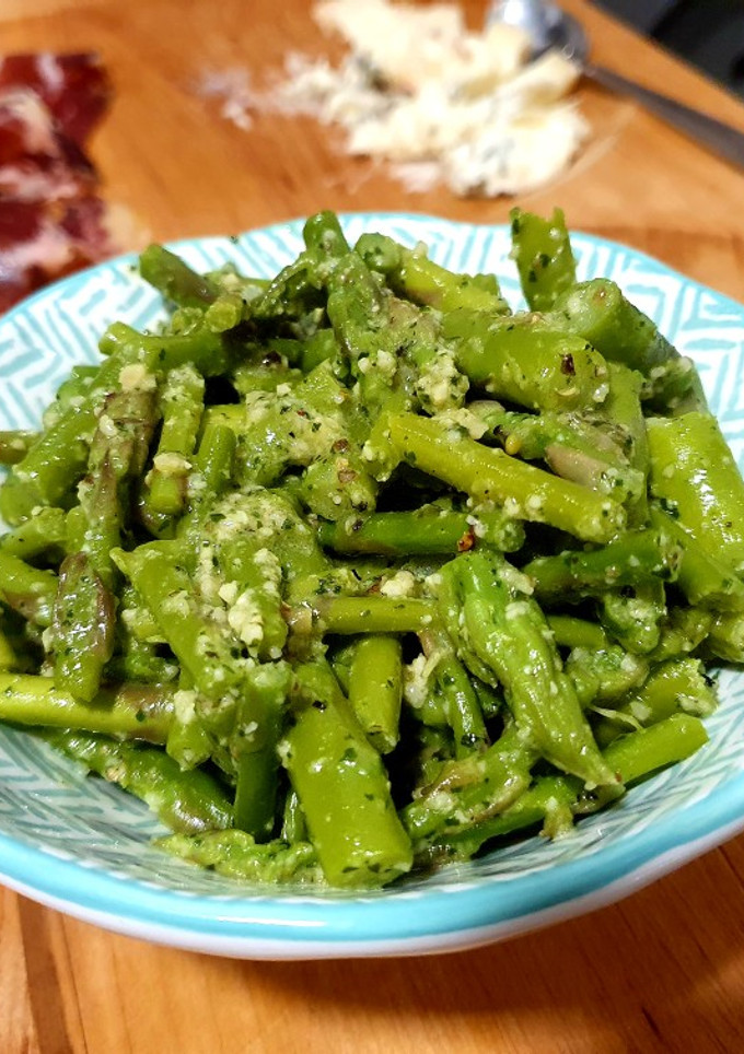 Una foto de Espárragos al vapor alegrados con salsa pesto