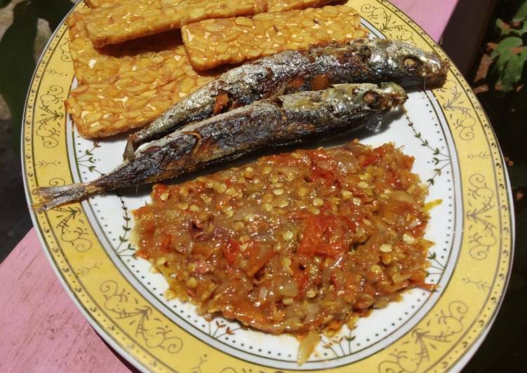 Cara Gampang Menyiapkan Sambal Terasi Ikan Pindang + Tempe Goreng, Menggugah Selera