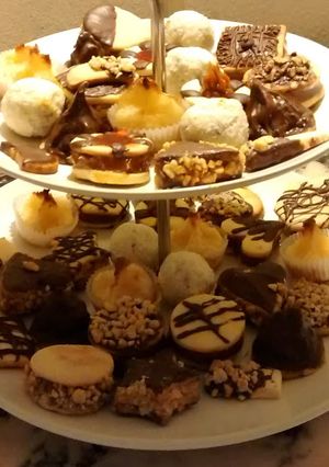 Una foto de Masitas secas, rellenas,  trufas y coquitos, conitos, cuadraditos de limón,  bocaditos Mibauju, y  Mini rogels