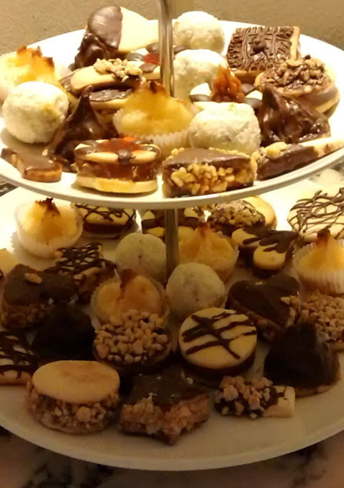 Una foto de Masitas secas, rellenas,  trufas y coquitos, conitos, cuadraditos de limón,  bocaditos Mibauju, y  Mini rogels