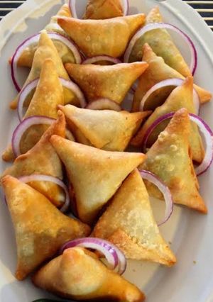 A picture of Chicken samosa.