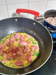Una foto de Wok de pavo con piña en salsa