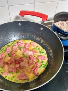Una foto de Wok de pavo con piña en salsa
