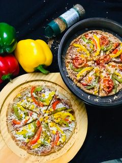 ભાખરી પીઝા (Bhakhri Pizza Recipe In Gujarati) રેસીપી મુખ્ય ફોટો