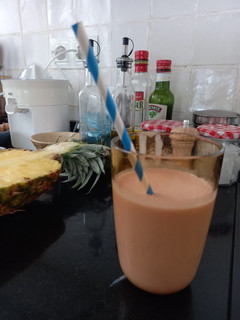 Una foto de Batido de fresa y plátano sano fácil de hacer