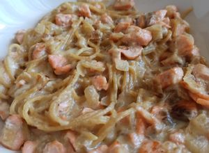 Foto principal de Espaguetis con salmón y salsa de queso batido