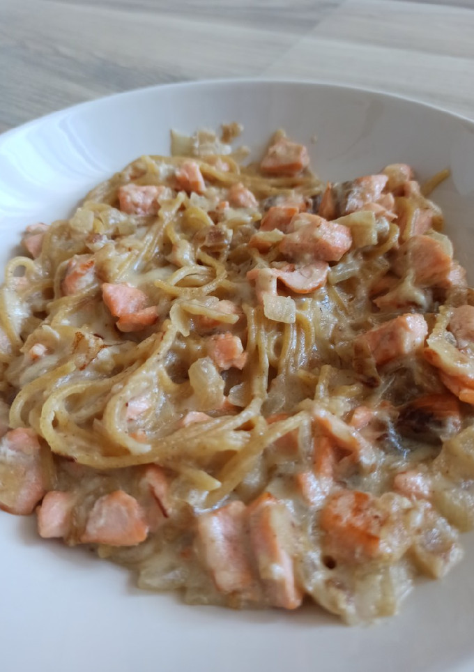 Una foto de Espaguetis con salmón y salsa de queso batido