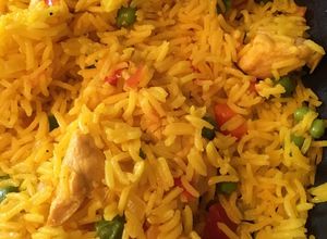 Une photo de Riz safrané au poulet et légumes