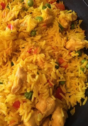 Une photo de Riz safrané au poulet et légumes