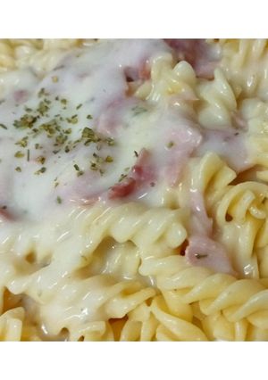 Una foto de Macarrones en salsa blanca