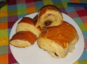 Una foto de Croissant y chocolatines de masa danesa