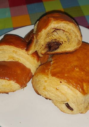 Una foto de Croissant y chocolatines de masa danesa