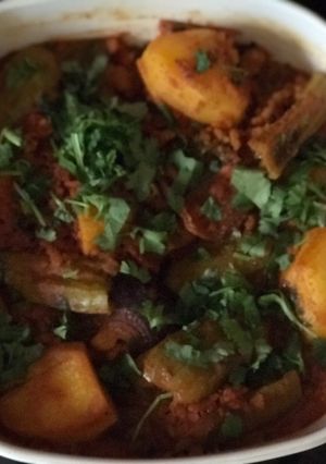A picture of Turia bateta nu bharelu shak. (stuffed ridge gourd and potatoes).