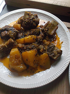 Una foto de Costillas con patatas
