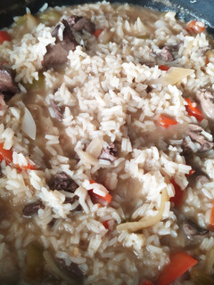 Una foto de Arroz con hígado y corazones 💕